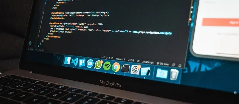 Website Custom vs Template: Mana Lebih Worth untuk Bisnis?