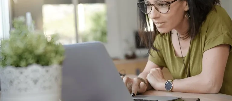 CMS vs Custom Website untuk Perusahaan Enterprise