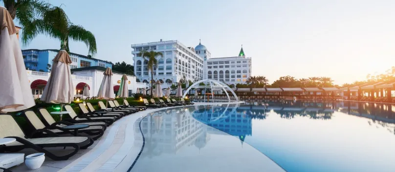 Analisis Software Liburan dengan Fitur AI untuk Rekomendasi Destinasi