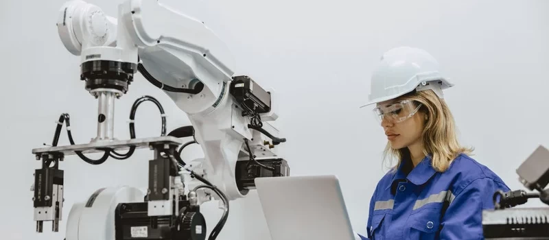 Robot Arm atau Tenaga Manusia? Keputusan Ini Bisa Mengubah Masa Depan Pabrik Anda