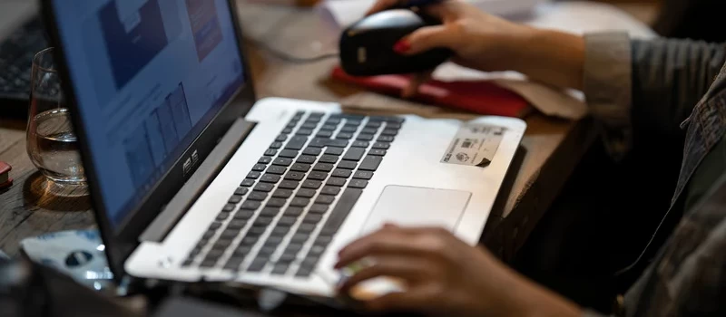 Jangan Salah Pilih! 5 Laptop Dual Screen Terbaik untuk Profesional