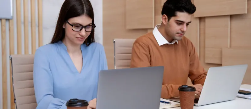 Perusahaan Hybrid Work: Software Apa yang Jadi Backbone Operasional di 2025?