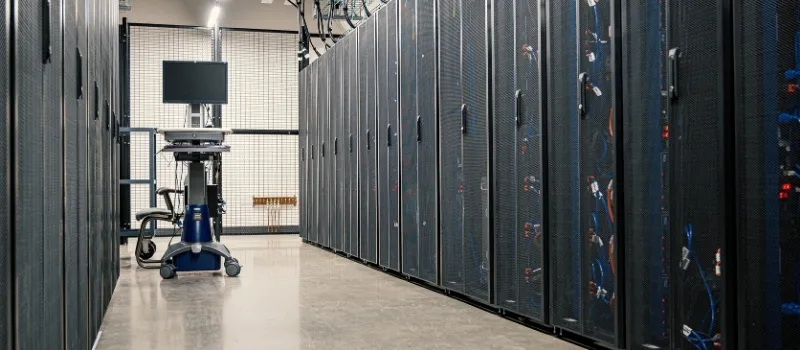 VPS atau Dedicated Server Mana yang Lebih Stabil untuk Traffic Tinggi? (Jangan Sampai Website Down Saat Peak!)