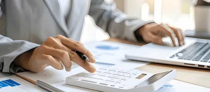 Staff Akuntan Internal vs Jasa Akuntansi Outsourcing untuk Online Shop